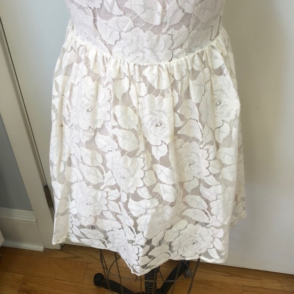 MONTEAU LOS ANGELES LACE DRESS SIZE MEDIUM - Picture 5 of 7